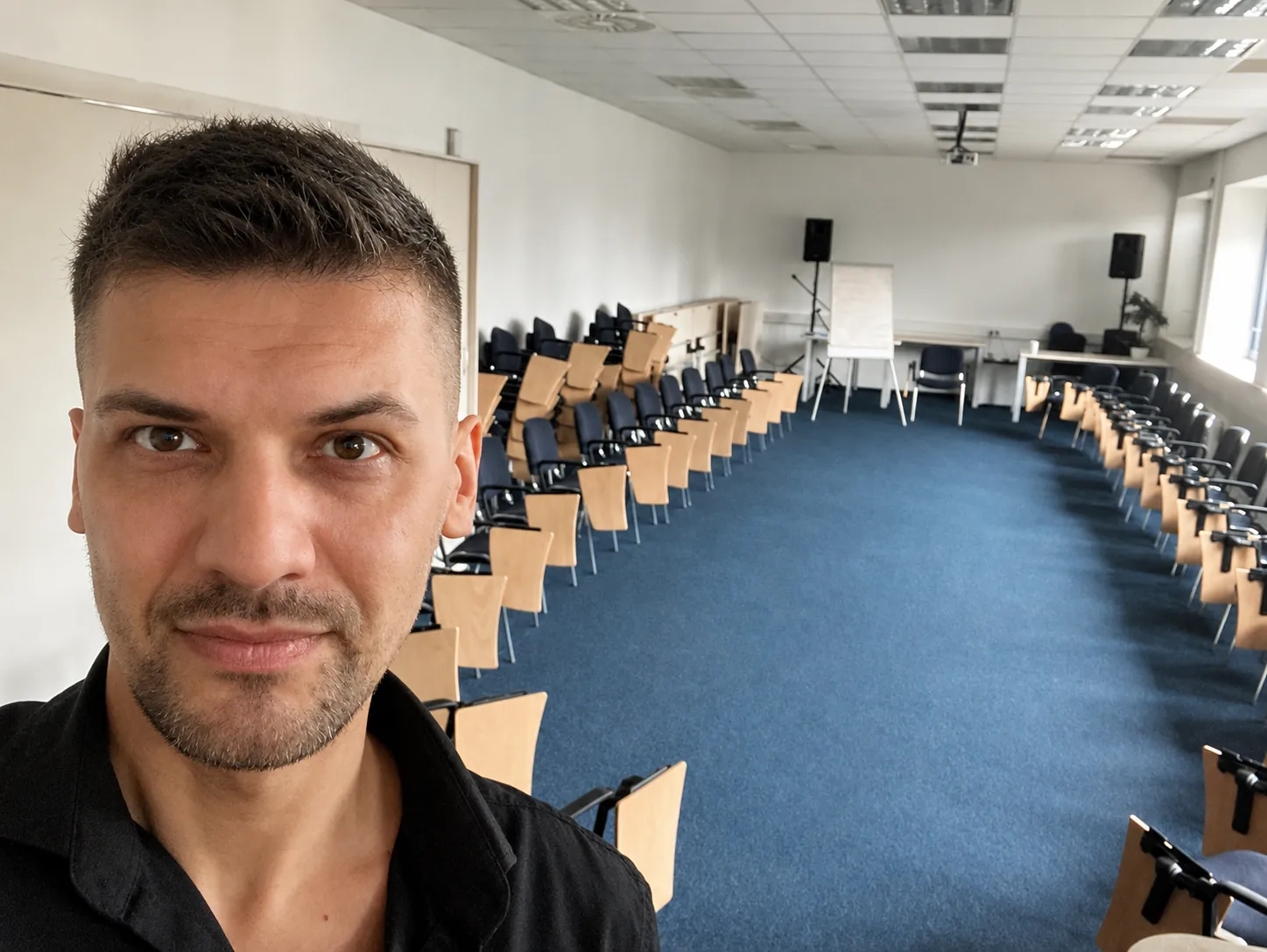 Dobro en una sala preparada para un taller de respiración para empresas